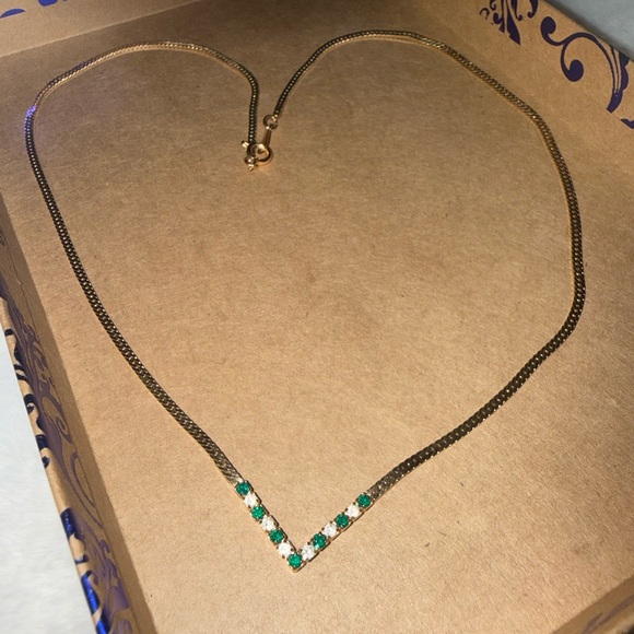 Vintage Avon Goldtone Necklace with Green and Clear Stones - Picture 8 of 11